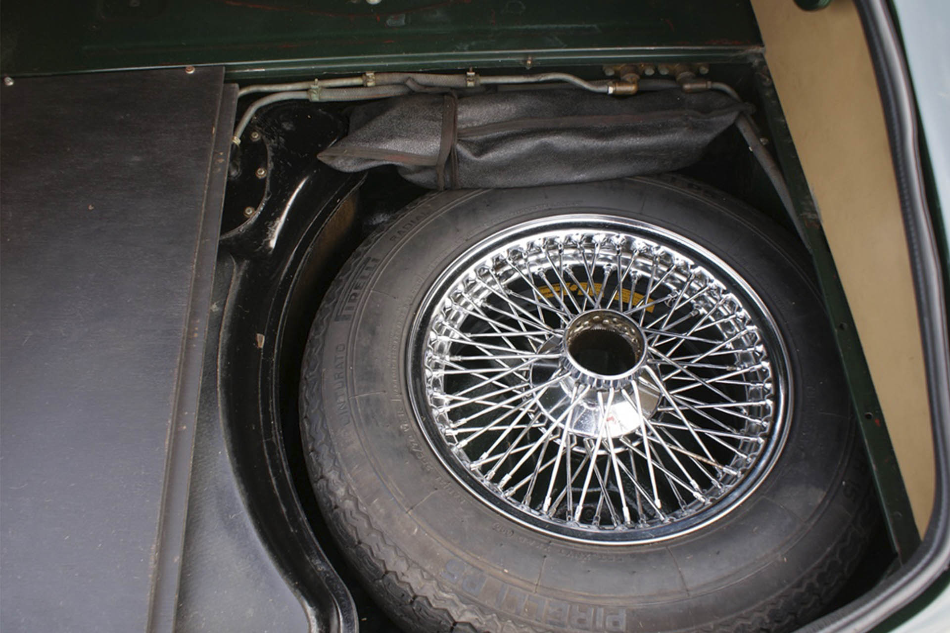 Real Art On Wheels | 1974 Jaguar E-Type Series III V12