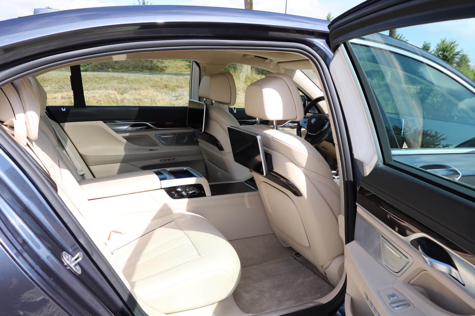 Real Art on Wheels | BMW 750 Li