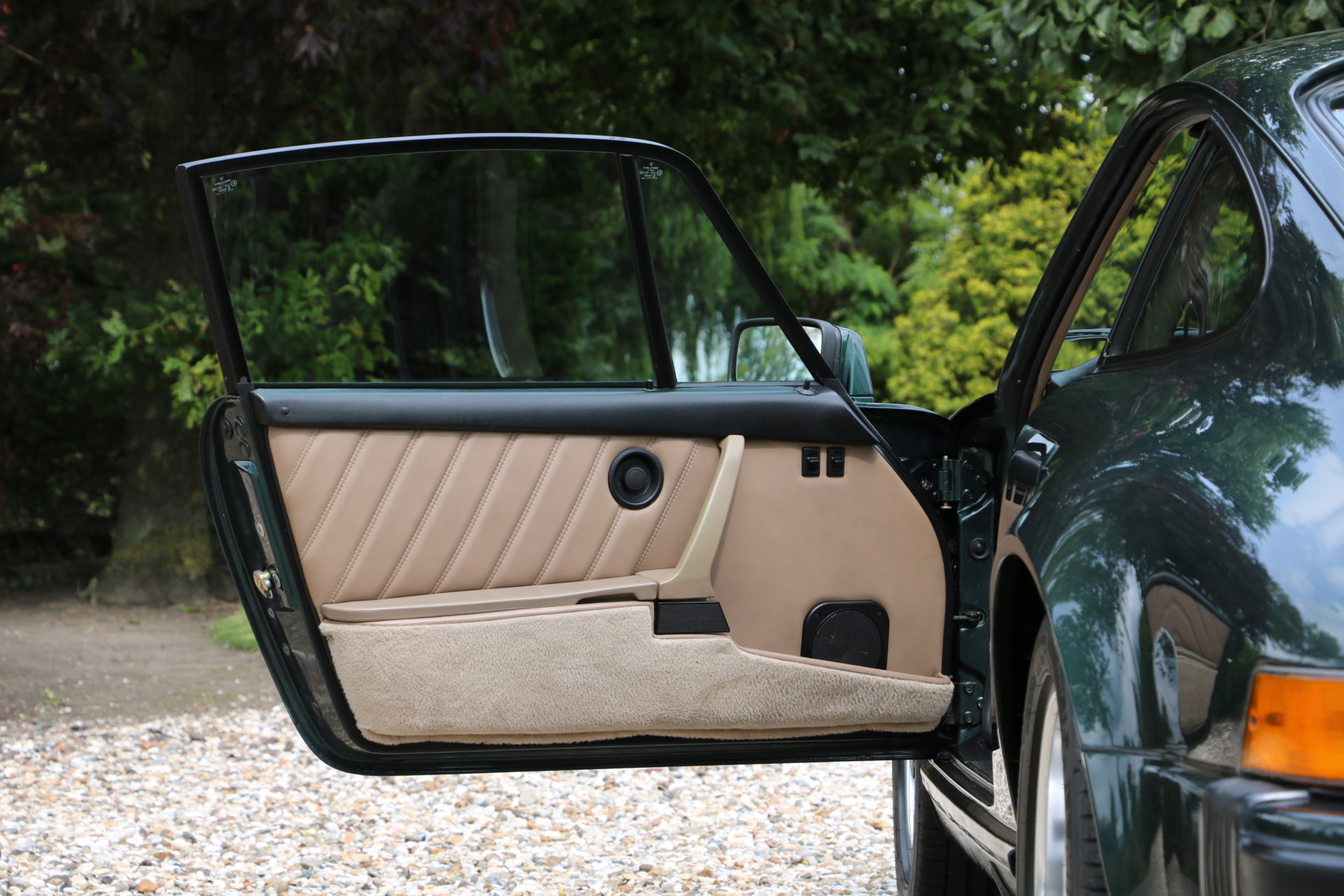 Real Art on Wheels | Porsche 911 Carrera 3.2