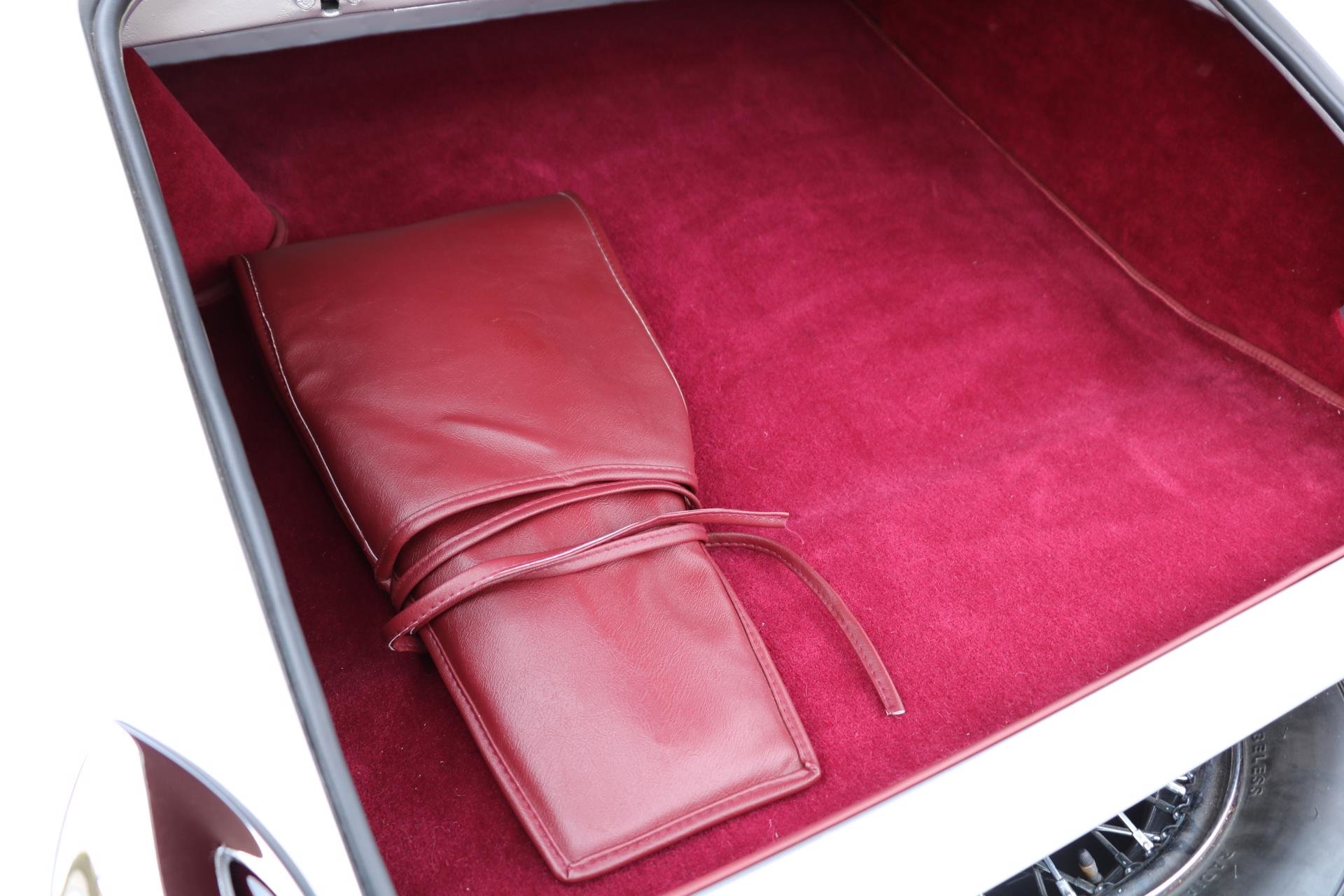 Real Art on Wheels | Jaguar XK120 Roadster