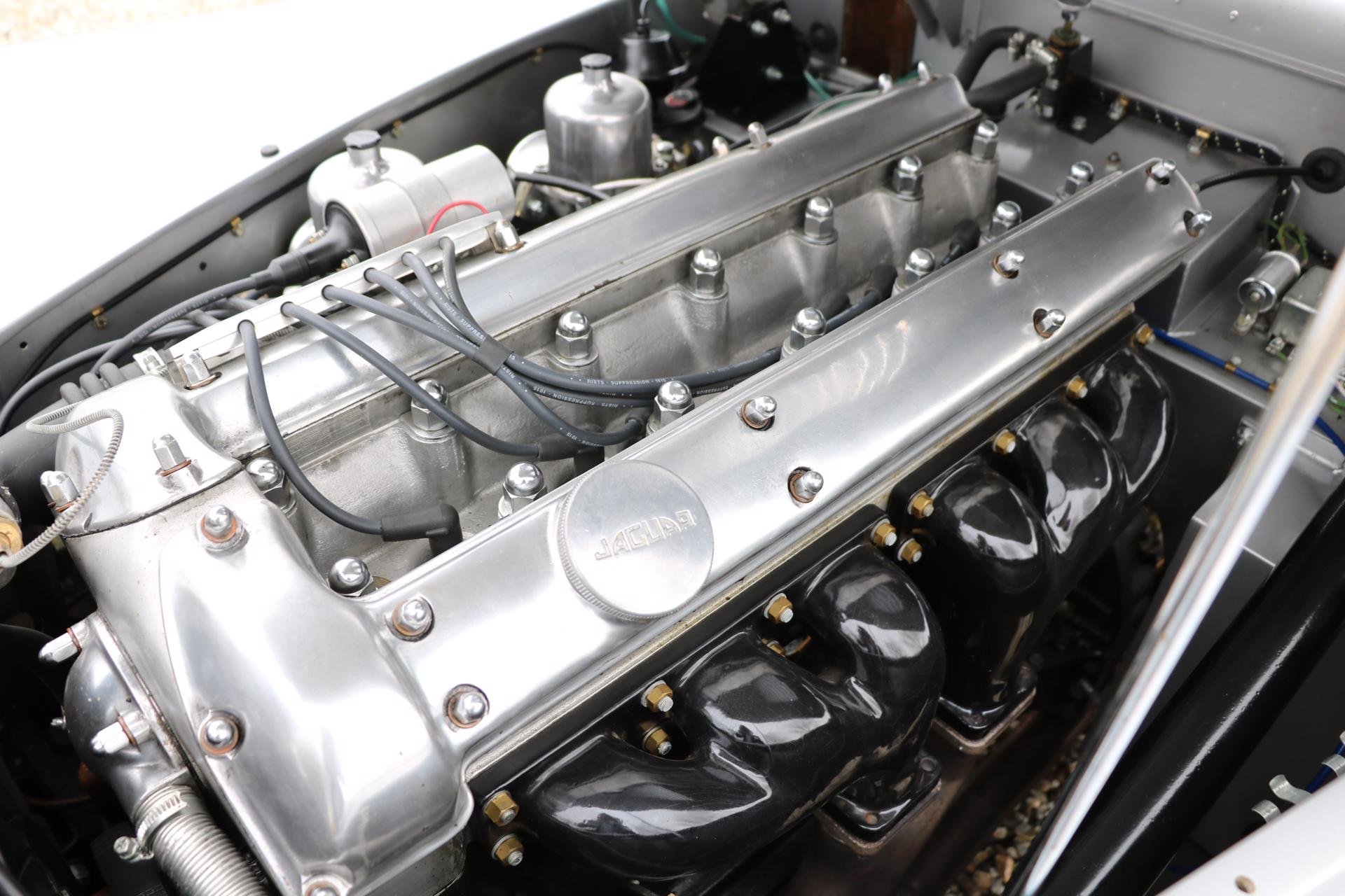 Real Art on Wheels | Jaguar XK120 Roadster