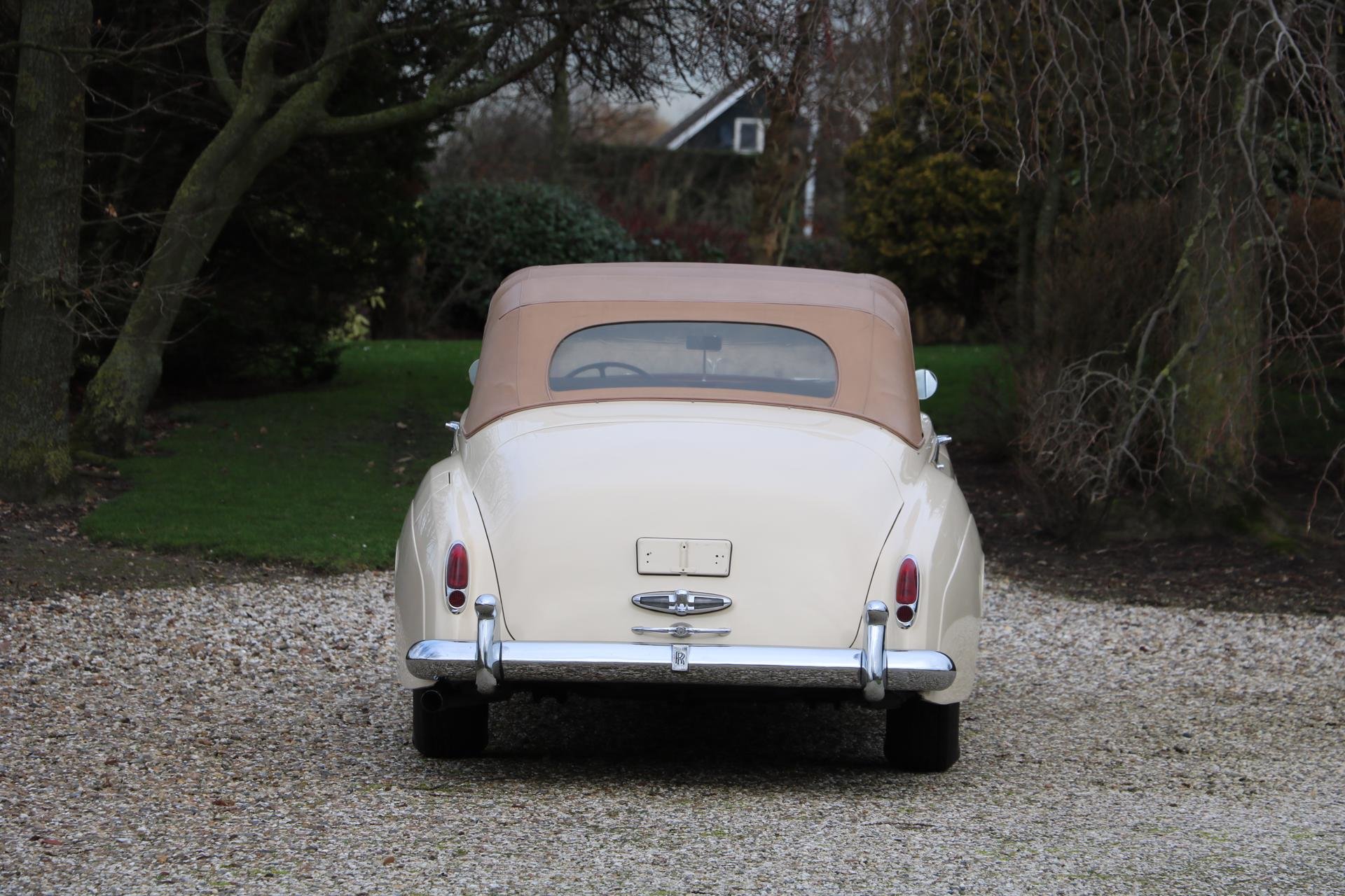 Real Art on Wheels | Rolls-Royce Silver Cloud DHC