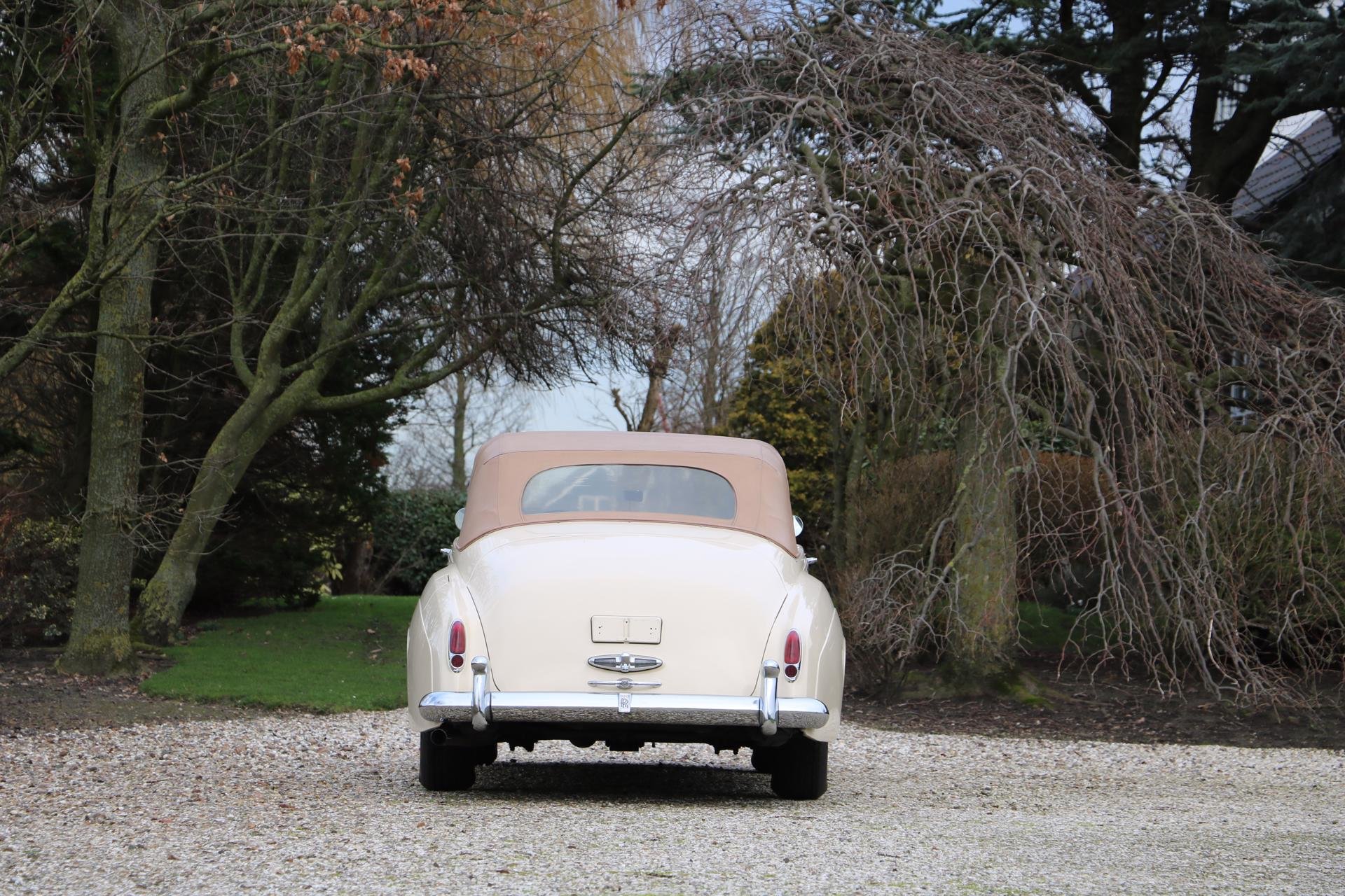 Real Art on Wheels | Rolls-Royce Silver Cloud DHC