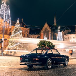 Real Art on Wheels | Ferrari 330 GT 2+2 Christmas Ferrari