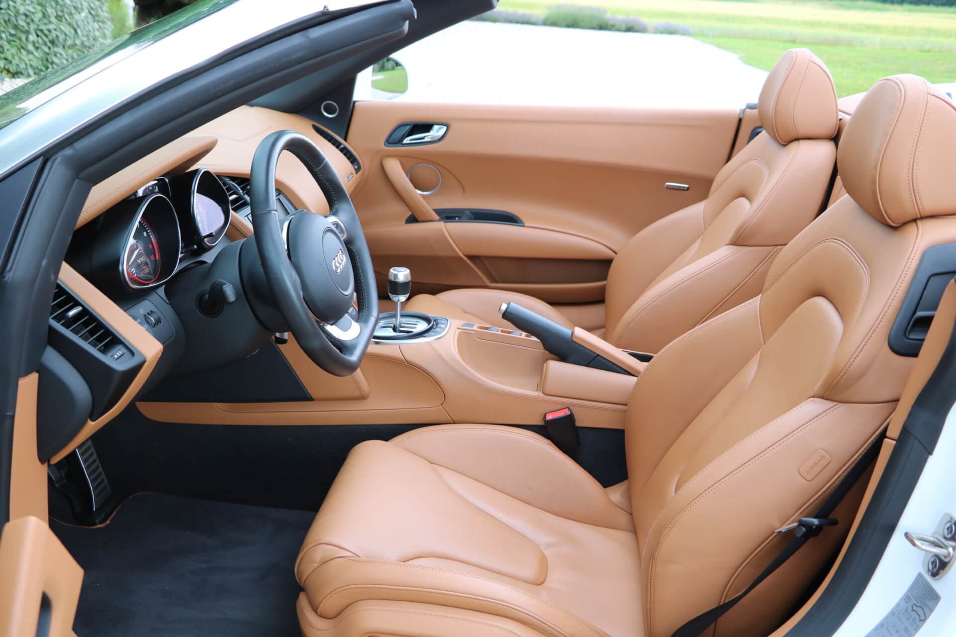 Real Art on Wheels | 2010 Audi R8 Spyder V10