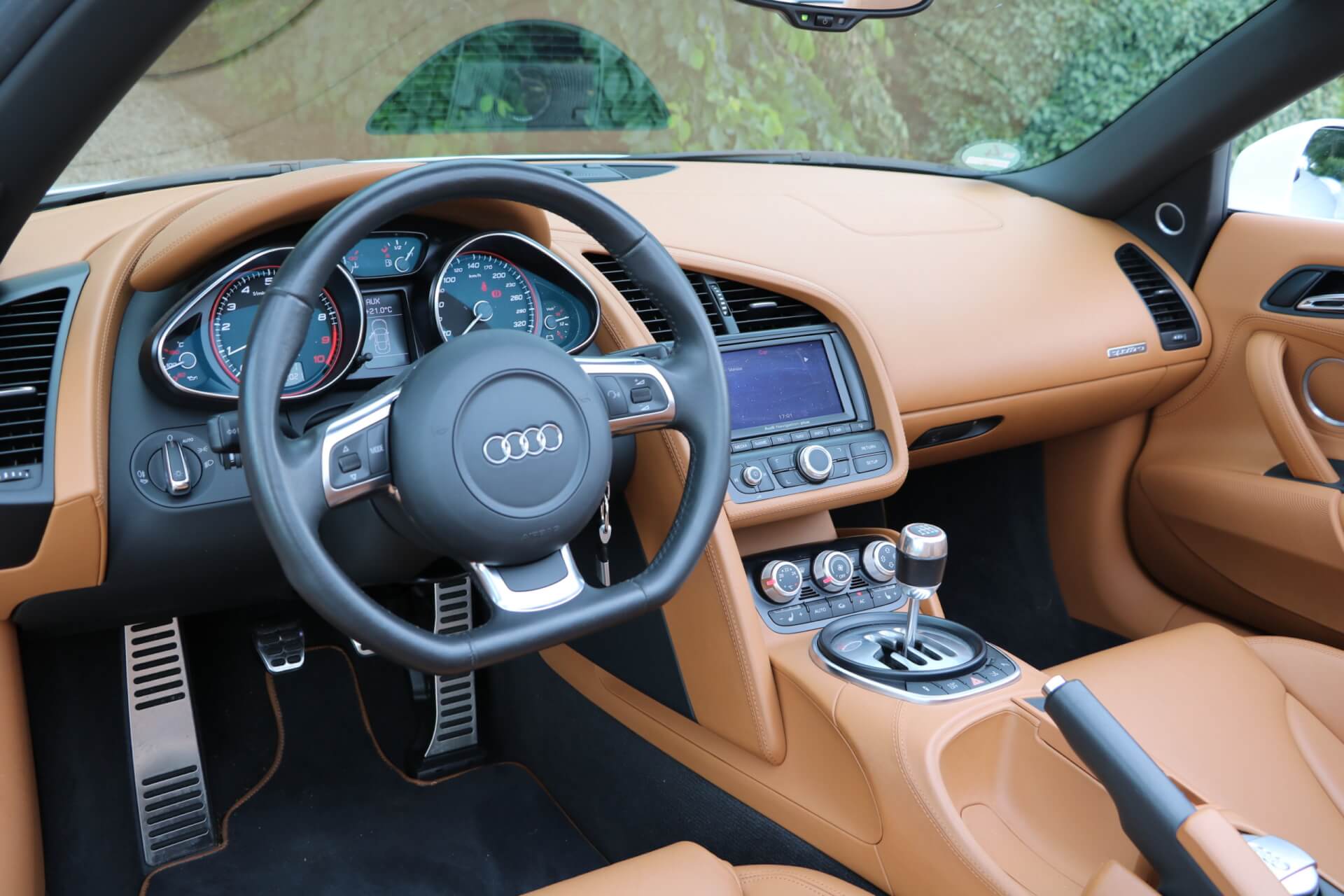 Real Art on Wheels | 2010 Audi R8 Spyder V10